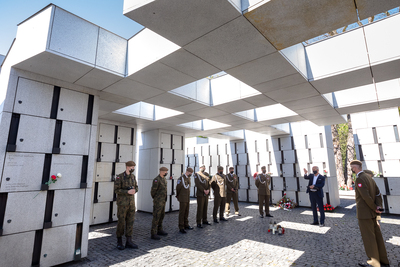 Przedstawiciele 4. Warmińsko-Mazurskiej Brygady Obrony Terytorialnej na powązkowskiej „Łączce” – 11 maja 2021. Fot. Sławek Kasper (IPN)