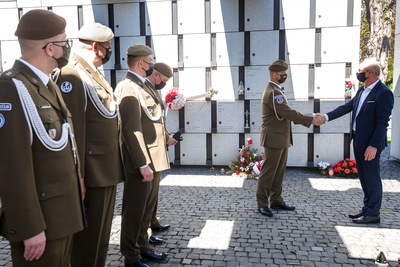 Przedstawiciele 4. Warmińsko-Mazurskiej Brygady Obrony Terytorialnej na powązkowskiej „Łączce” – 11 maja 2021. Fot. Sławek Kasper (IPN)