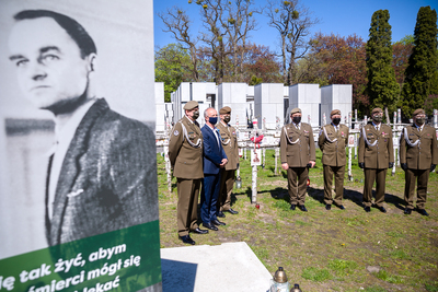 Przedstawiciele 4. Warmińsko-Mazurskiej Brygady Obrony Terytorialnej na powązkowskiej „Łączce” – 11 maja 2021. Fot. Sławek Kasper (IPN)