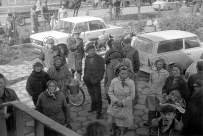 Fotografia wykonana 21 września 1978 r. przez Służbę Bezpieczeństwa, przedstawia grupę osób zebranych pod siedzibą władz w Milejowie, w województwie lubelskim. W tym dniu przesłuchiwano tu członków Tymczasowego Komitetu Samoobrony Chłopskiej Ziemi Lubelskiej z Januszem Rożkiem na czele. Z materiałów SB wynika, że zebrani protestowali przeciwko stosowaniu przemocy wobec członków KSCh. (AIPN)