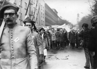 Marsz działaczy rolniczych z kościoła pw. św. Wincentego à Paulo na Stary Rynek w Bydgoszczy, 8 lutego 1981 r. Na pierwszym planie uczestnicy pochodu w strojach kosynierów, w głębi w pierwszym szeregu – działacze NSZZ „Solidarność” Regionu Bydgoskiego (widoczni m.in.: Jan Rulewski i prawdopodobnie Roman Bartoszcze). (AIPN)