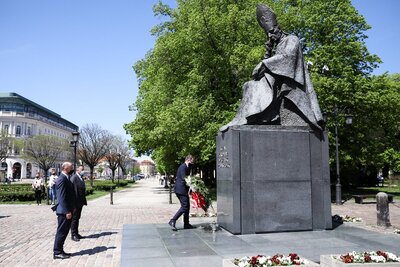 W 75. rocznicę święceń biskupich Stefana Wyszyńskiego, kwiaty pod pomnikiem Prymasa Tysiąclecia w Warszawie złożył prezes IPN J. Szarek oraz wiceprezes M. Szpytma – 12 maja 2021. Fot. Sławek Kasper (IPN)