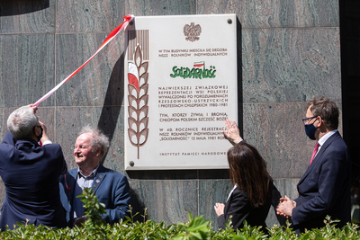 Prezes IPN Jarosław Szarek oraz wiceprezes Mateusz Szpytma wzięli udział w odsłonięciu tablicy na budynku „Domu Chłopa” przy pl. Powstańców Warszawy, w którym mieściła się pierwsza siedziba NSZZ Rolników Indywidualnych „Solidarność”, sfinansowanej przez IPN tablicy pamiątkowej – 12 maja 2021. Fot. Sławek Kasper (IPN)