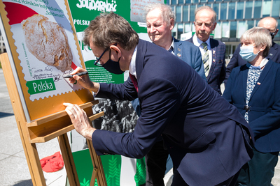 Prezentacja znaczka Poczty Polskiej poświęconego „Solidarności” rolniczej, wprowadzonego do obiegu w dniu 40. rocznicy rejestracji NSZZ RI „Solidarność” – Warszawa, 12 maja 2021. Fot. Sławek Kasper (IPN)