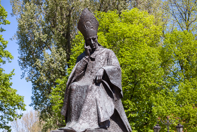 W 75. rocznicę święceń biskupich Stefana Wyszyńskiego, kwiaty pod pomnikiem Prymasa Tysiąclecia w Warszawie złożył prezes IPN J. Szarek oraz wiceprezes M. Szpytma – 12 maja 2021. Fot. Sławek Kasper (IPN)