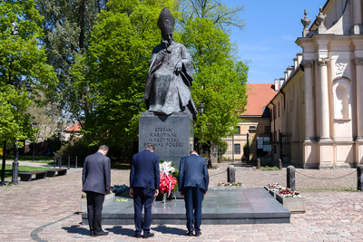 W 75. rocznicę święceń biskupich Stefana Wyszyńskiego, kwiaty pod pomnikiem Prymasa Tysiąclecia w Warszawie złożył prezes IPN J. Szarek oraz wiceprezes M. Szpytma – 12 maja 2021. Fot. Sławek Kasper (IPN)