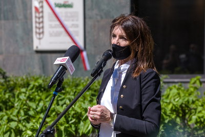 Odsłonięcie sfinansowanej przez IPN tablicy na budynku „Domu Chłopa” przy pl. Powstańców Warszawy, w którym mieściła się pierwsza siedziba NSZZ Rolników Indywidualnych „Solidarność” – 12 maja 2021. Fot. Sławek Kasper (IPN)