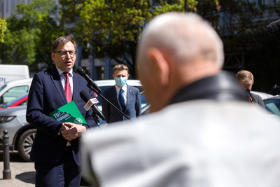 Odsłonięcie sfinansowanej przez IPN tablicy na budynku „Domu Chłopa” przy pl. Powstańców Warszawy, w którym mieściła się pierwsza siedziba NSZZ Rolników Indywidualnych „Solidarność” – 12 maja 2021. Fot. Sławek Kasper (IPN)