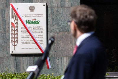 Odsłonięcie sfinansowanej przez IPN tablicy na budynku „Domu Chłopa” przy pl. Powstańców Warszawy, w którym mieściła się pierwsza siedziba NSZZ Rolników Indywidualnych „Solidarność” – 12 maja 2021. Fot. Sławek Kasper (IPN)