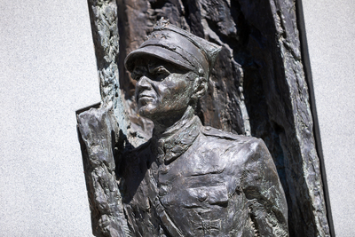 Uroczystości pod pomnikiem rtm. Witolda Pileckiego na warszawskim Żoliborzu, upamiętniające 120. rocznicę jego urodzin – 13 maja 2021. Fot. Sławek Kasper (IPN)