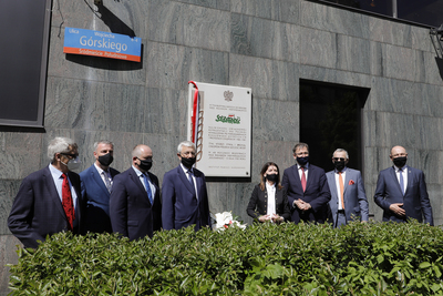 Odsłonięcie sfinansowanej przez IPN tablicy na budynku „Domu Chłopa” przy pl. Powstańców Warszawy, w którym mieściła się pierwsza siedziba NSZZ Rolników Indywidualnych „Solidarność” – 12 maja 2021. Fot. Piotr Życieński (IPN)