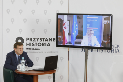 Anna Maria Anders, Ambasador RP w Rzymie i prof. Marek Wierzbicki, dyrektor Biura Badań Historycznych IPN podczas dyskusji o gen. Władysławie Andersie – 13 maja 2021. Fot. Piotr Życieński (IPN)