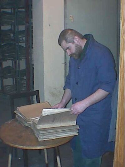 Fot. 1. Archiwista OBUiAD we Wrocławiu w trakcie typowania akt sądowych w Środzie Śląskiej - 29.01.2003 r.