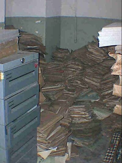 Fot. 2. Akta w archiwum zakładowym jednego z sądów rejonowych na Dolnym Śląsku przed przeglądem przez archiwistów OBUiAD we Wrocławiu.