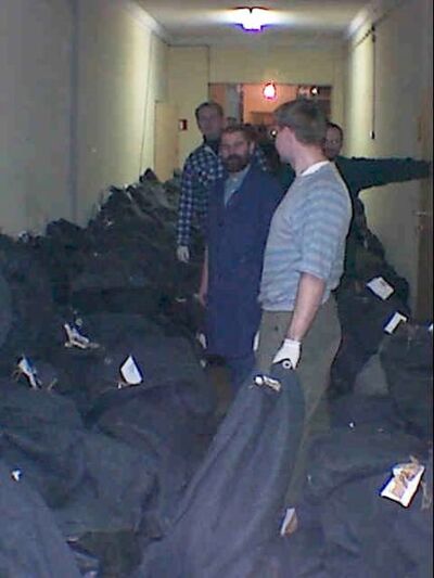 Fot. 3. Przygotowanie transportu akta paszportowych z KWP we Wrocławiu - 05.11.2002 r.