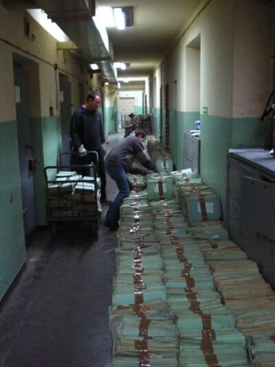 Fot. 4. Transport akt paszportowych przejętych z KWP w Opolu - 27.03.2003 r.