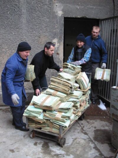 Fot. 5. Transport akt paszportowych przejętych z KWP w Opolu - 10.04.2003 r.