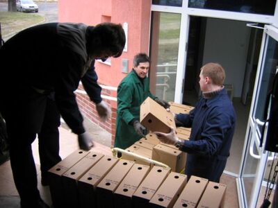 Fot. 7. Rozładunek akt przekazanych przez AWL Filia nr 2 we Wrocławiu - 18.02.2004 r.