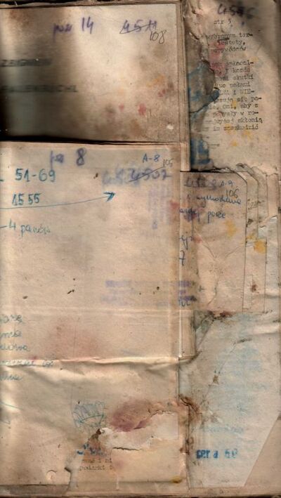 Fot. 3. Skanogram karty z akt zalanych - zniszczone, posklejane karty jednostki archiwalnej, zainfekowana powierzchnia przez kolonie grzybów - żółte i bordowe plamy, rozmyte zapisy pisma ręcznego. AIPN Wr 18/57 t. 20, s. 105.