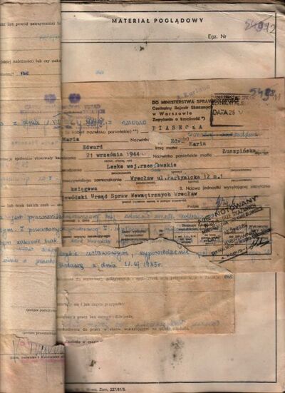 Fot. 8. Skanogram posklejanych i zniszczonych kart z akt zalanych - rozmyty przez działanie wody środek kryjący w piśmie ręcznym oraz ślady krawędzi pieczęci i stempli. Przykład nieudanej próby rozklejenia kart, zakończony ich rozerwaniem. AIN Wr 18/7 t. 26, s. 72.