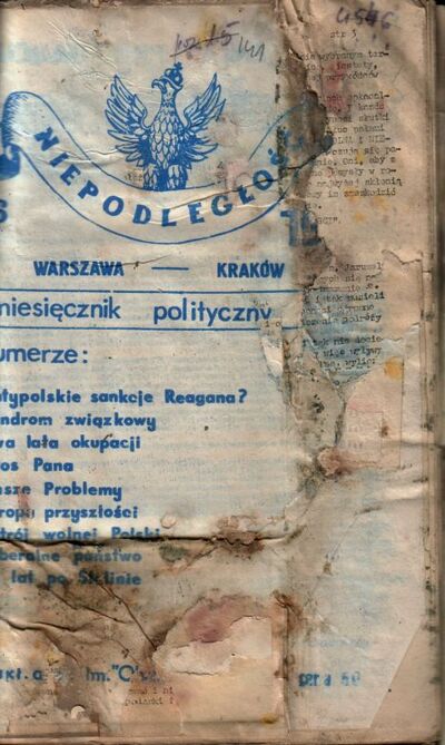 Fot. 11. Skanogram posklejanych i zniszczonych kart z akt zalanych - egzemplarz miesięcznika politycznego "Niepodległość", przykład "małej poligrafii" z materiału dowodowego - widoczne plamy i przebarwienia. Powierzchnia zaatakowana przrz kolonie grzybów. AIPN Wr 18/57 t. 20, s. 141.
