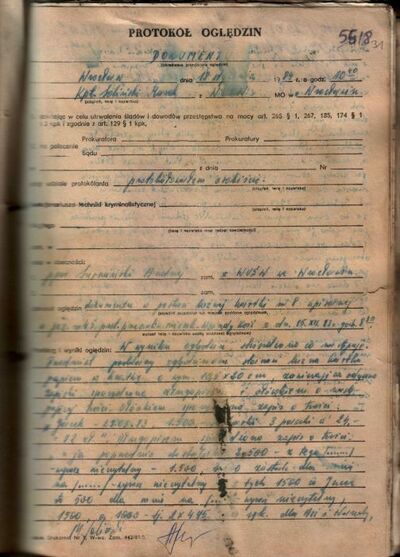 Fot. 13. Skanogram karty z akt zalanych - formularz wypełniony pismem ręcznym rozmytym, ze śladami kolonii grzybów. AIPN Wr 18/57 t. 26, s. 31.