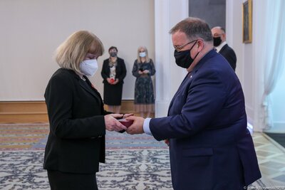 Krzyż Kawalerski Orderu Odrodzenia Polski odbiera dr Ewa Kowalska z Biura Poszukiwań i Identyfikacji IPN – 19 maja 2021. Fot. Marek Borawski (KPRP)