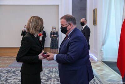 Krzyż Kawalerski Orderu Odrodzenia Polski z rąk ministra Andrzeja Dery otrzymuje Marzena Kruk – dyrektor Archiwum IPN – 19 maja 2021. Fot. Marek Borawski (KPRP)
