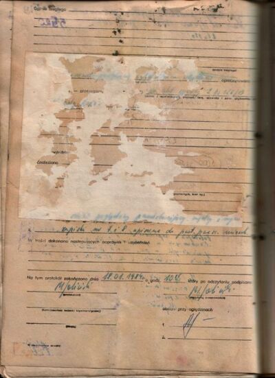 Fot. 23. Skanogram karty z akt zalanych - widoczny ślad po oderwanym dokumencie przy próbie rozdzielenia kart. AIPN Wr 18/57 t. 26, s. 32v.