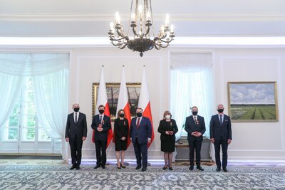 Uczestnicy ceremonii (od lewej): dr Mateusz Szpytma, prof. dr hab. Marek Wierzbicki, Marzena Kruk, minister Andrzej Dera, dr Ewa Kowalska, prof. dr hab. Mirosław Golon, dr hab. Krzysztof Szwagrzyk – 19 maja 2021. Fot. Marek Borawski (KPRP)