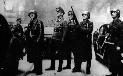 Fot. 6. Gen. J. Stroop podczas tłumienia powstania w warszawskim getcie (postać oznaczona symbolem X u dołu zdjęcia). AIPN Wr 10/20