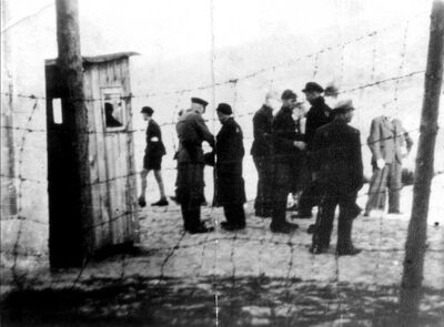 Fot. 7. Kontrola w getcie w 1942 r. AIPN Wr 10/66