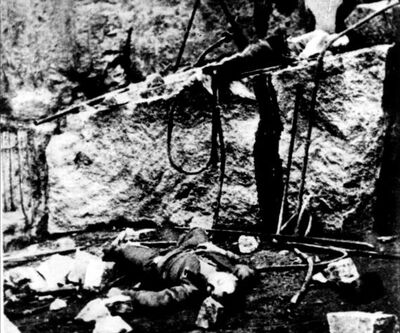 Fot. 8. Śmierć więźniów obozu w Rogoźnicy (Gross-Rosen) podczas pracy w kamieniołomach. AIPN Wr 10/39