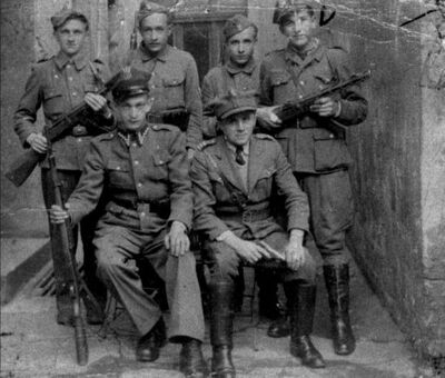 Fot. 12. Grupa funkcjonariuszy plutonu operacyjnego KP MO Góra Śląska, jesień 1945 r. AIPN Wr 10/97