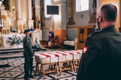 Pogrzeb 8 żołnierzy Wojska Polskiego poległych w obronie Fortu III w Pomiechówku w 1939 r. fot. MN/BUWiM