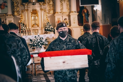 Pogrzeb 8 żołnierzy Wojska Polskiego poległych w obronie Fortu III w Pomiechówku w 1939 r. fot. MN/BUWiM