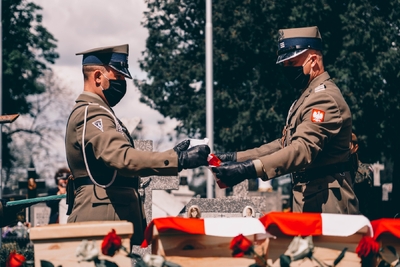 Pogrzeb 8 żołnierzy Wojska Polskiego poległych w obronie Fortu III w Pomiechówku w 1939 r. fot. MN/BUWiM