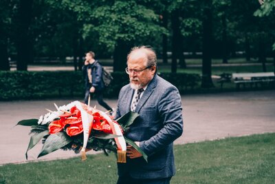 Dyrektor Biura Upamiętniania Walk i Męczeństwa IPN Adam Siwek złożył wiązankę przy tablicy upamiętniającej powrót zwycięskiego wojska. fot. MN/BUWiM