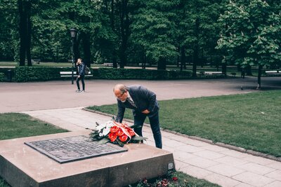 Dyrektor Biura Upamiętniania Walk i Męczeństwa IPN Adam Siwek złożył wiązankę przy tablicy upamiętniającej powrót zwycięskiego wojska. fot. MN/BUWiM