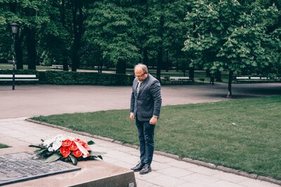 Dyrektor Biura Upamiętniania Walk i Męczeństwa IPN Adam Siwek złożył wiązankę przy tablicy upamiętniającej powrót zwycięskiego wojska. fot. MN/BUWiM