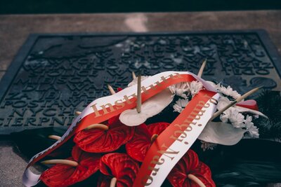 Dyrektor Biura Upamiętniania Walk i Męczeństwa IPN Adam Siwek złożył wiązankę przy tablicy upamiętniającej powrót zwycięskiego wojska. fot. MN/BUWiM