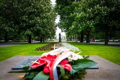 Dyrektor Biura Upamiętniania Walk i Męczeństwa IPN Adam Siwek złożył wiązankę przy tablicy upamiętniającej powrót zwycięskiego wojska. fot. MN/BUWiM