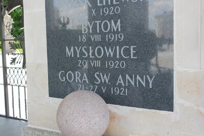 Tablica na Grobie Nieznanego Żołnierza, upamiętniająca bitwę o Górę św. Anny. Fot. Sławomir Bardski (IPN)