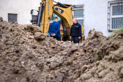 Prace trwają w okolicy tzw. pawilonu N. Fot. Sławek Kasper (IPN). Fot. Sławek Kasper (IPN)