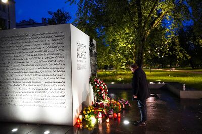 Adam Siwek, dyrektor BUWiM IPN, zapalił znicz pod pomnikiem rotmistrza przy al. Wojska Polskiego w Warszawie – 25 maja 2021. Fot. Mateusz Niegowski (IPN)