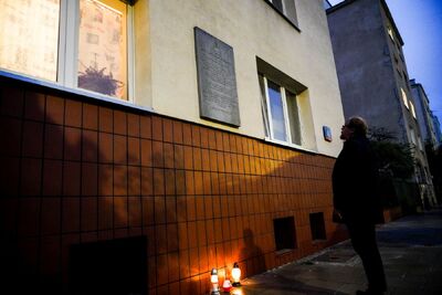 Adam Siwek, dyrektor BUWiM IPN, zapalił znicz przed budynkiem, z którego 19 września 1940 r. rotmistrz Pilecki wyszedł dobrowolnie dołączając do łapanki przeprowadzonej przez niemieckich okupantów – 25 maja 2021. Fot. Mateusz Niegowski (IPN)