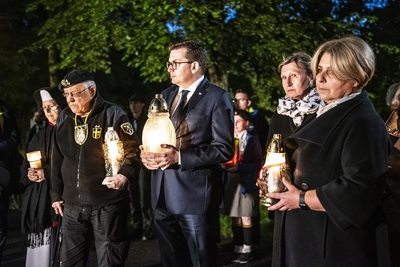 W Krakowie znicze pamięci rotmistrza Witolda Pileckiego zapłonęły w parku Jordana – 25 maja 2021. Fot. Agnieszka Masłowska (IPN)