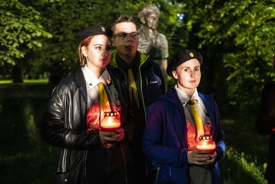 W Krakowie znicze pamięci rotmistrza Witolda Pileckiego zapłonęły w parku Jordana – 25 maja 2021. Fot. Agnieszka Masłowska (IPN)