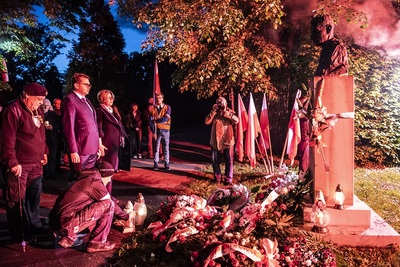 W Krakowie znicze pamięci rotmistrza Witolda Pileckiego zapłonęły w parku Jordana – 25 maja 2021. Fot. Agnieszka Masłowska (IPN)