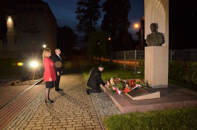 W Oświęcimiu znicze zapłonęły przy pomniku Pileckiego przy Małopolskiej Uczelni Państwowej im. Rotmistrza Witolda Pileckiego – 25 maja 2021. Fot. Janusz Ślęzak (IPN)
